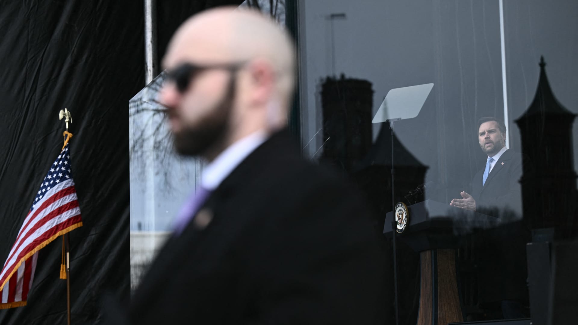 "هدد" بقتل نائب الرئيس الأمريكي بسلاح اوتوماتيكي.. القضاء الأمريكي يوجه اتهاما لرجل