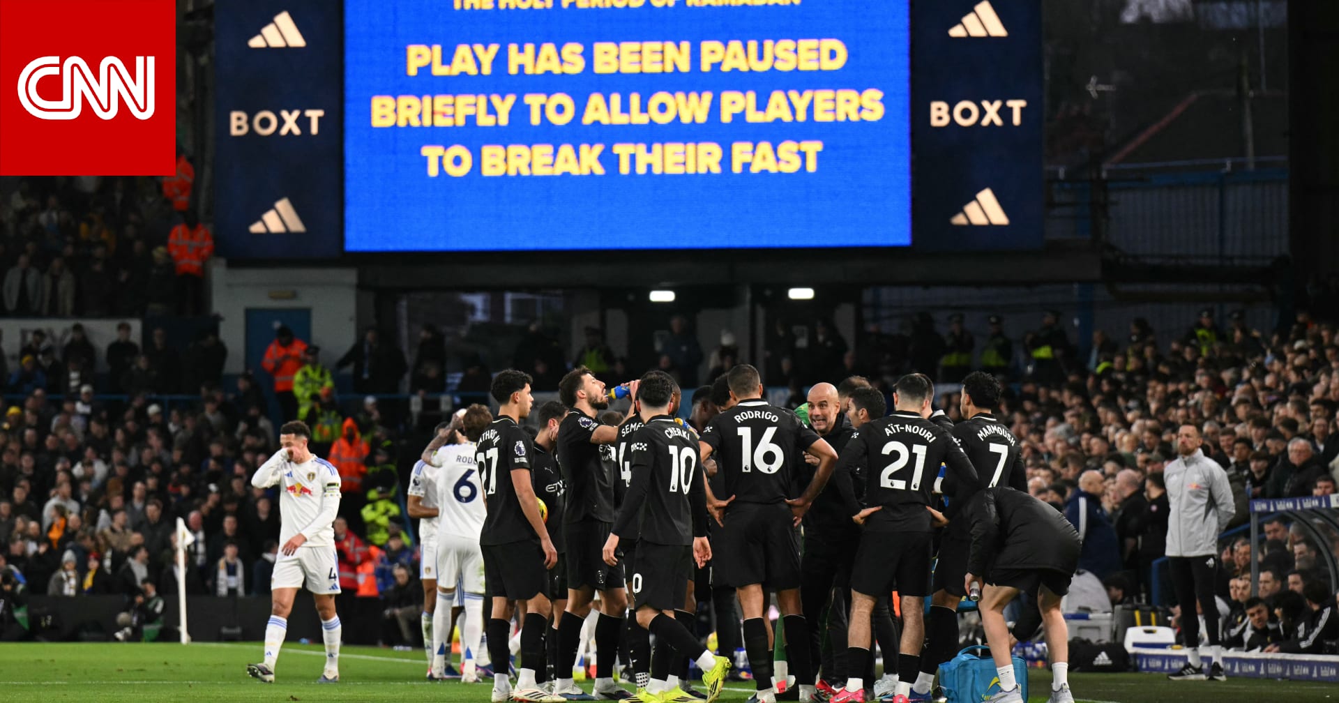 لقطات لكسر اللاعبين المسلمين صيامهم خلال مباراة مانشستر سيتي وليدز يونايتد