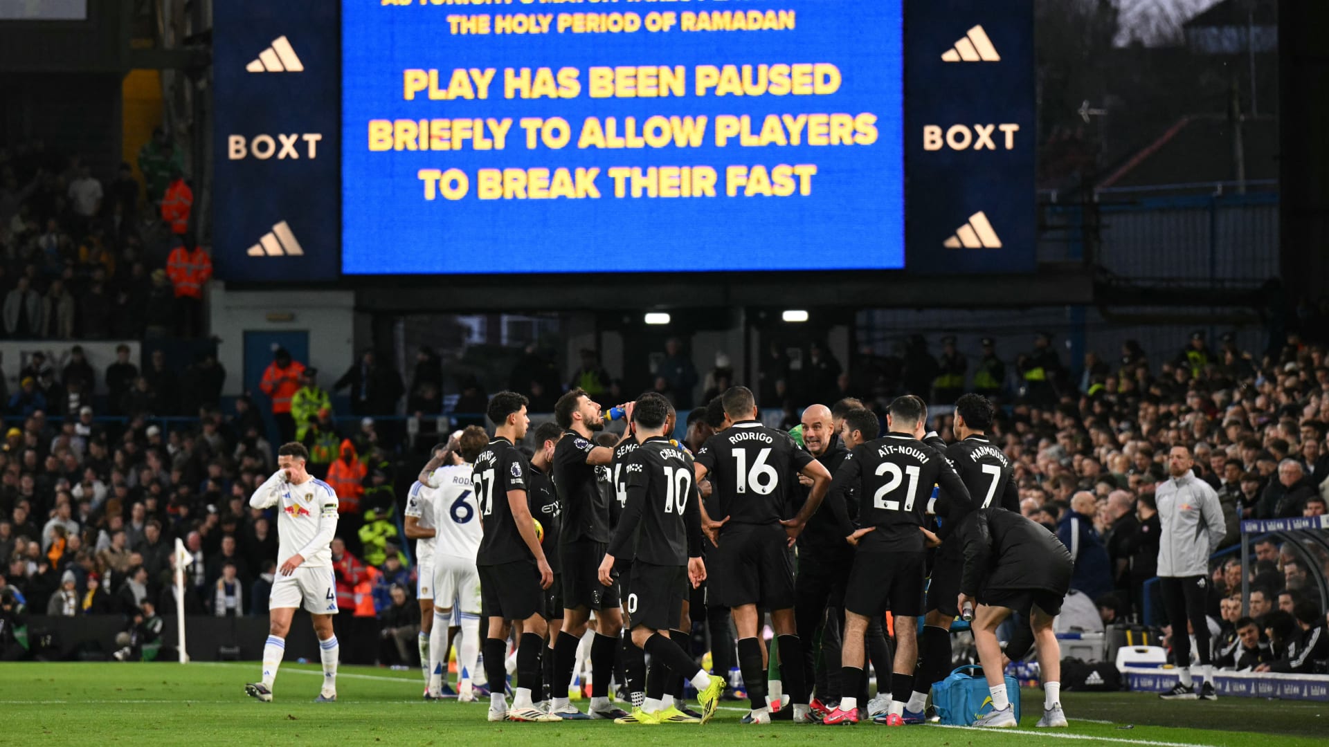 لقطات لكسر اللاعبين المسلمين صيامهم خلال مباراة مانشستر سيتي وليدز يونايتد