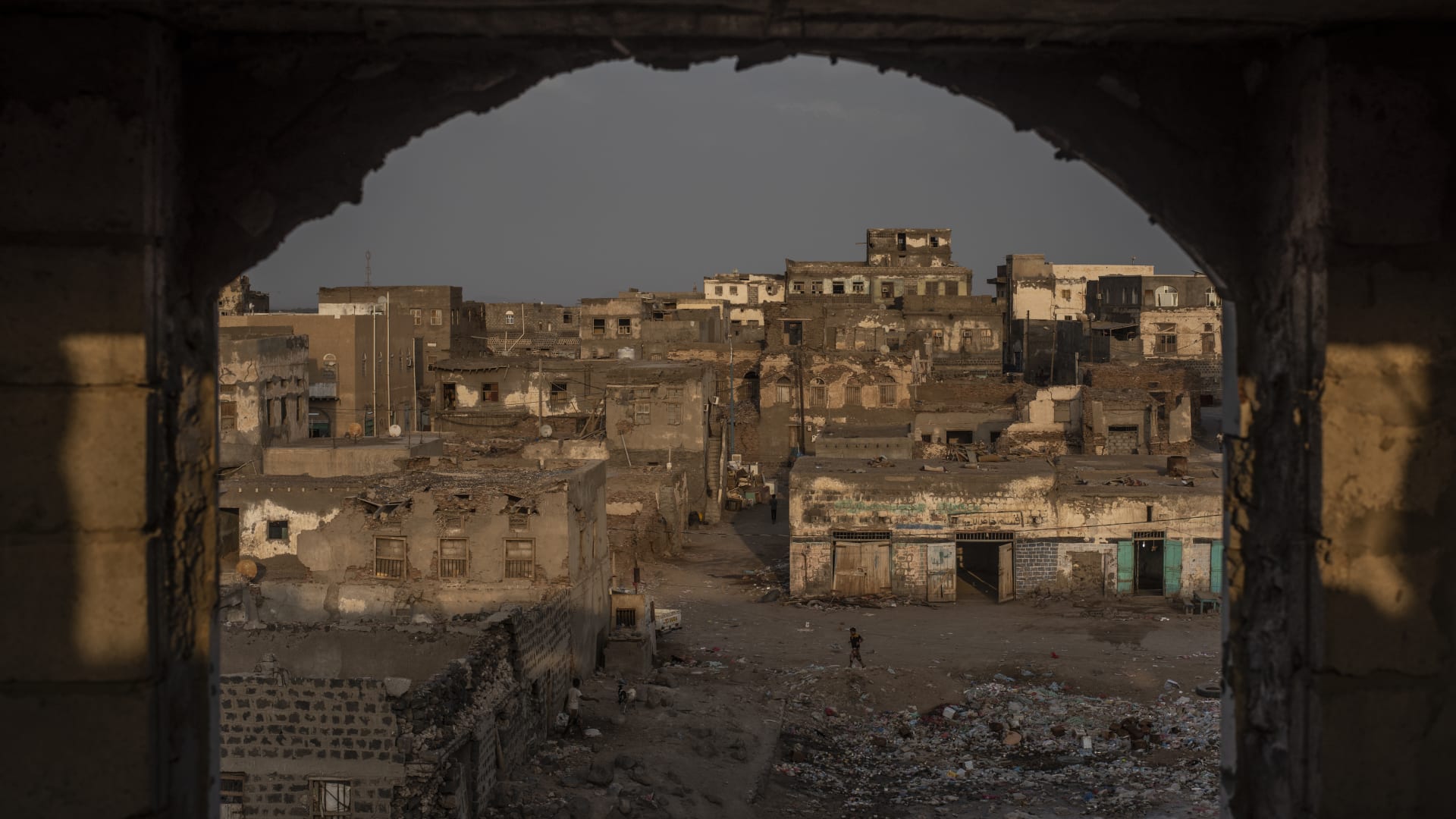 مطلة على البحر الأحمر.. الحوثيون يسيطرون على مدينة المخا الاستراتيجية في اليمن