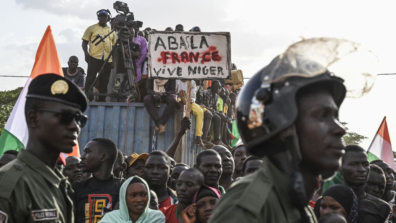 فرنسا تحدد موعد انسحاب قواتها من النيجر