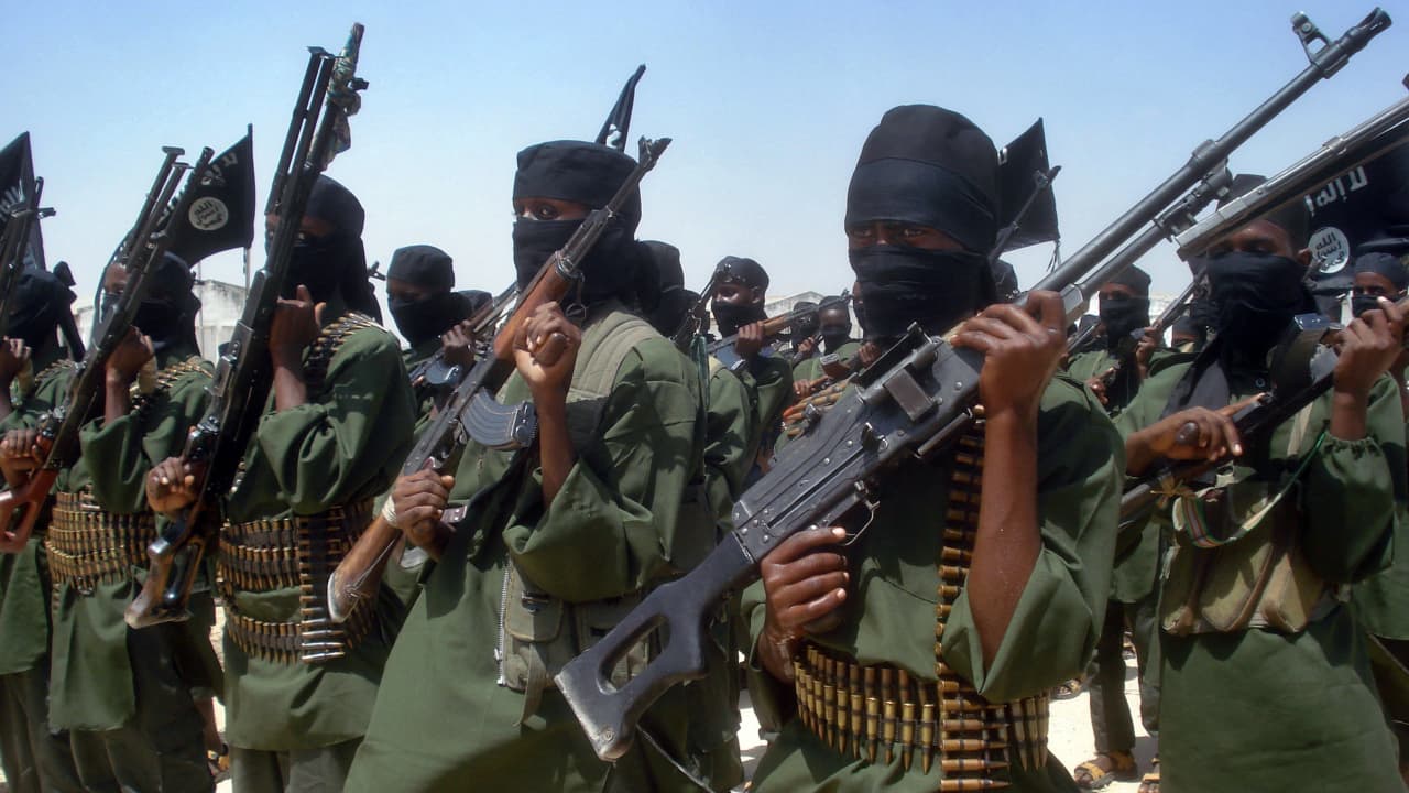 الحوثيون بمحادثات مع حركة الشباب الصومالية.. مسؤول يكشف معلومات استخباراتية