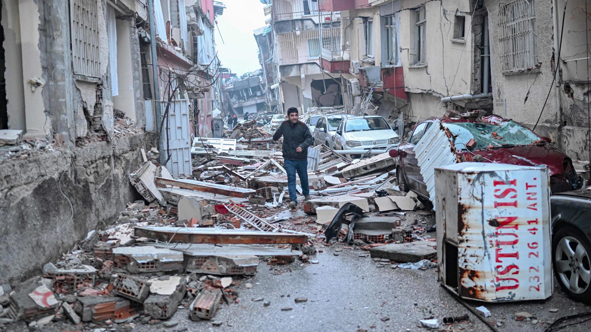 زلزال تركيا أحدث فجوة عميقة وسط بستان الزيتون.. شاهد مدى عمقها
