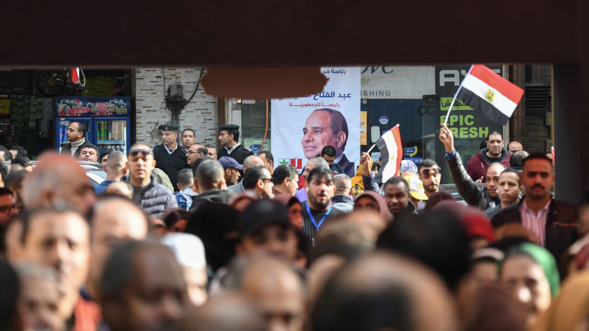 مصر تختتم اليوم الأول من انتخابات الرئاسة.. كيف تبدو فرص السيسي بالفوز؟