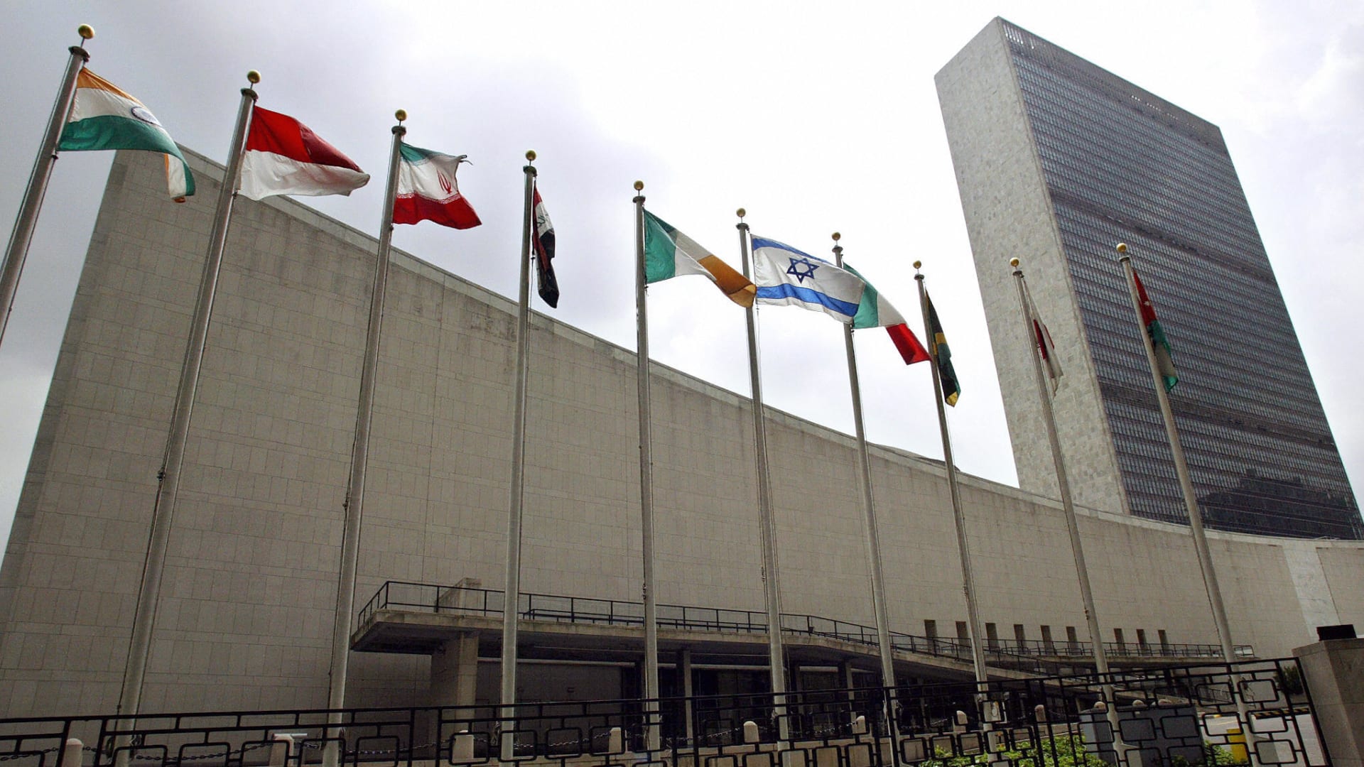 صورة ارشيفية لأعلام بعض الدول الأعضاء بالأمم المتحدة 