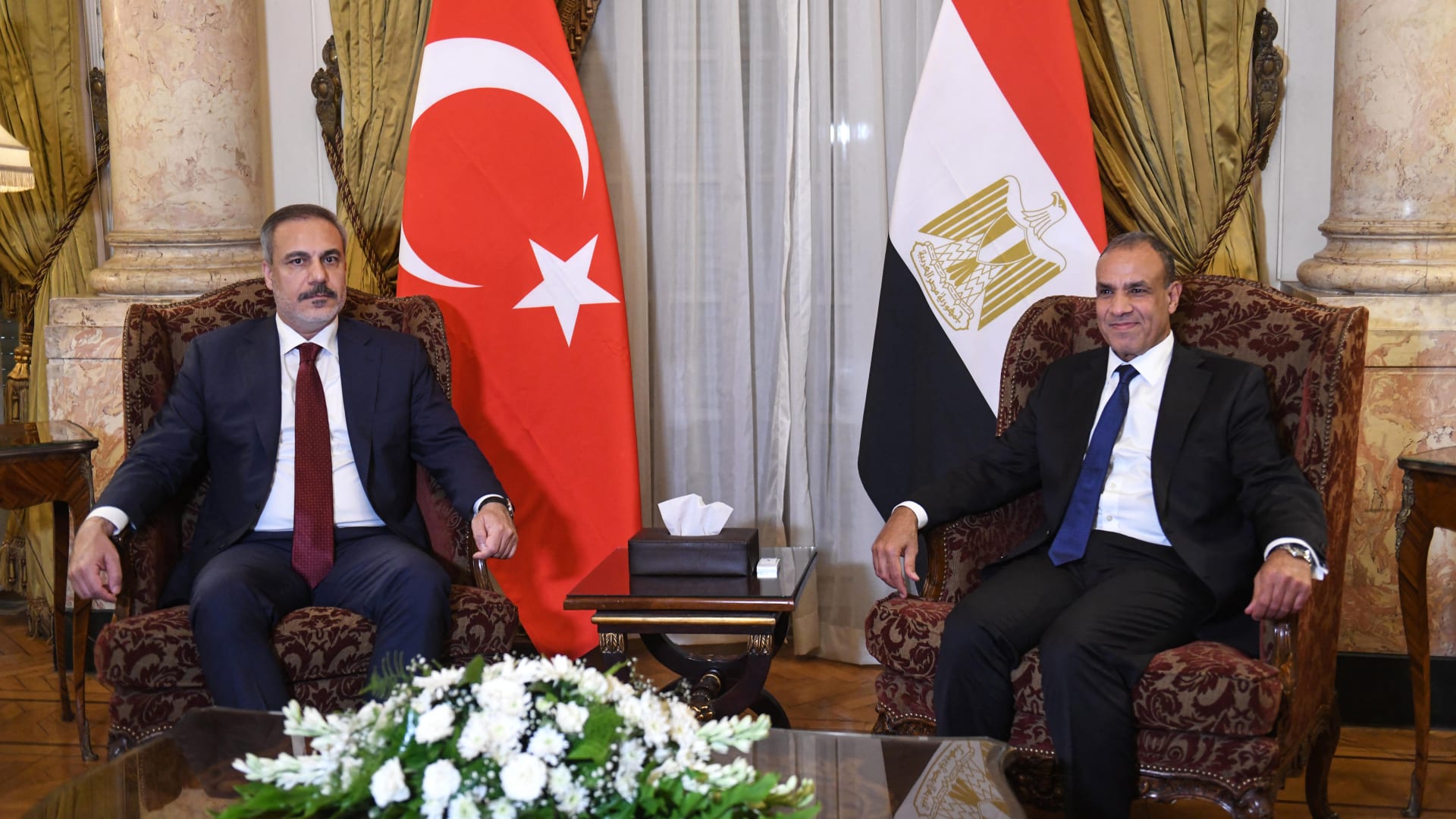مصر وتركيا تبحثان الأوضاع في ليبيا وسط اختلاف المواقف بشأن مذكرة "الحدود البحرية"