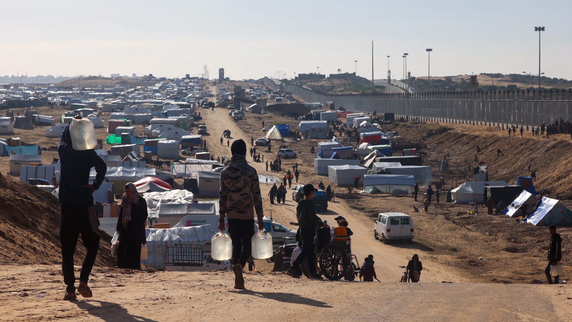 مسؤولون أمميون: نازحون فلسطينيون يفرون من رفح بأعقاب غارات إسرائيلية واحتمال شن عمليات برية
