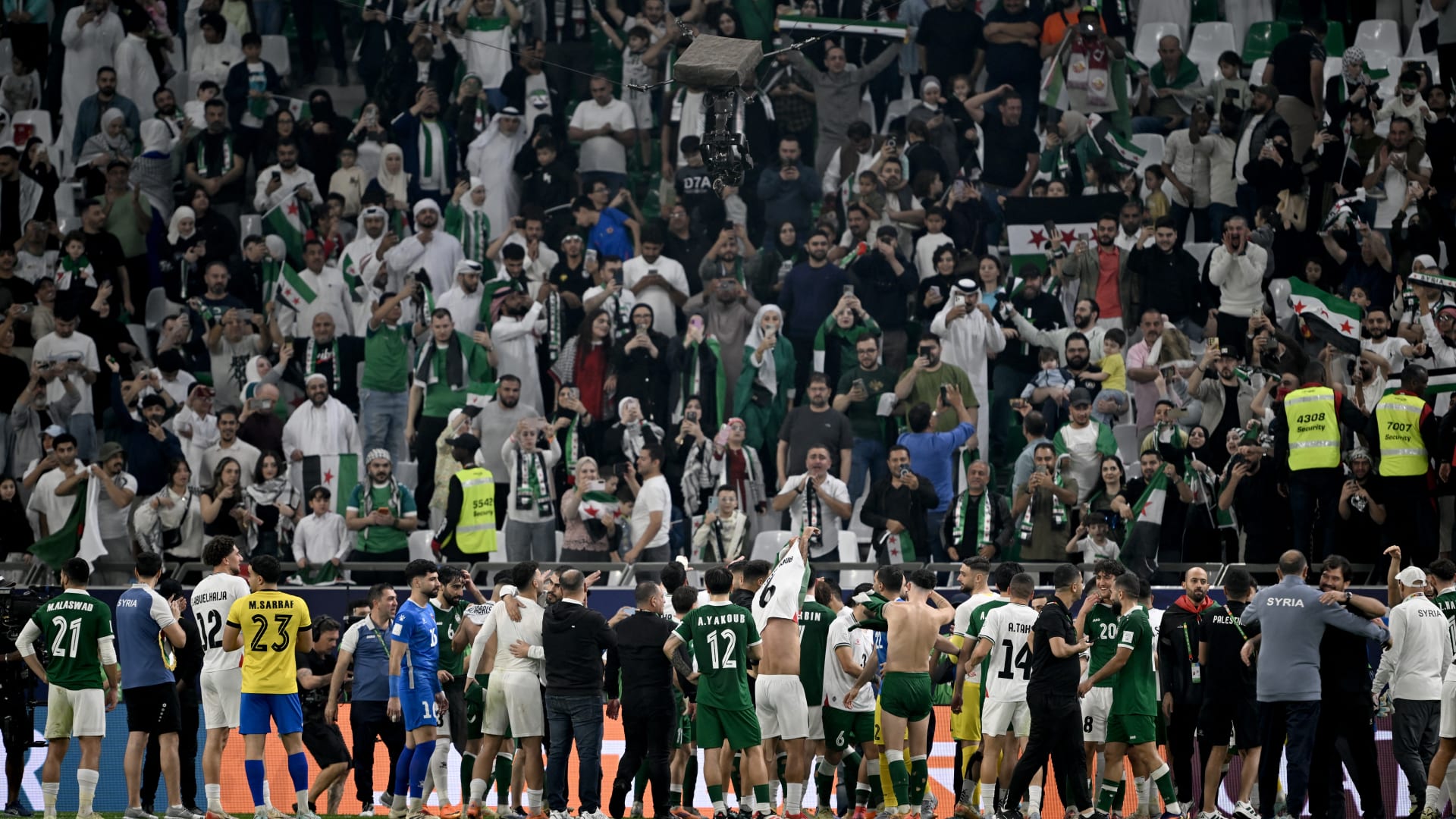 تصرف لافت من لاعبين فلسطينيين وسوريين بعد التأهل لربع نهائي كأس العرب