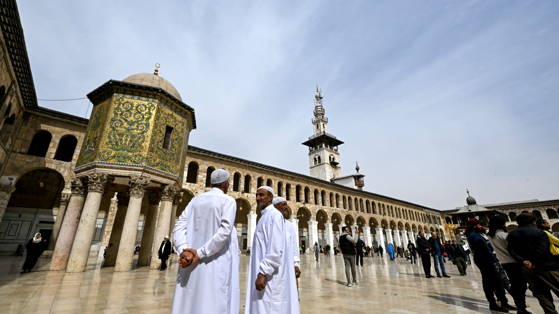 وسط ذهول مصليين.. رد رسمي بعد ضجة فيديو سيارة مرسيدس تتجول بساحة المسجد الأموي بسوريا