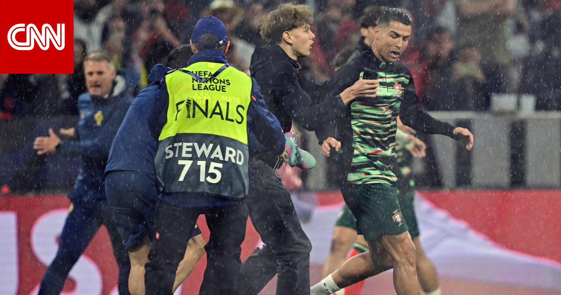 موقف "طريف" بين رونالدو ورجل أمن ملعب مباراة ألمانيا والبرتغال