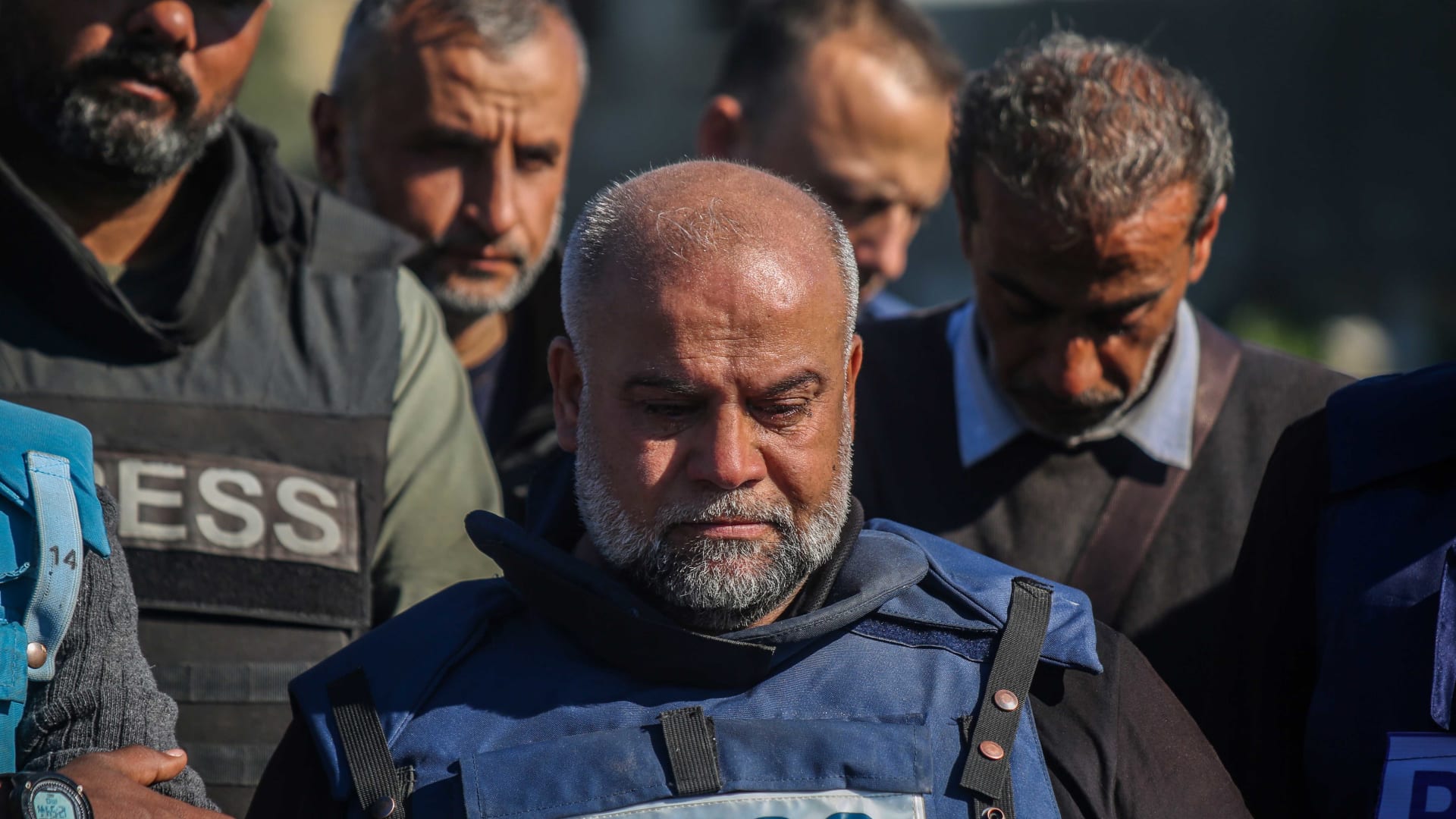 وائل الدحدوح يودع فردا جديدا من عائلته في "عام الحزن": "ما أصعب أن تتكالب الهموم" 1 وائل الدحدوح يودع فردا جديدا من عائلته في "عام الحزن": "ما أصعب أن تتكالب الهموم"