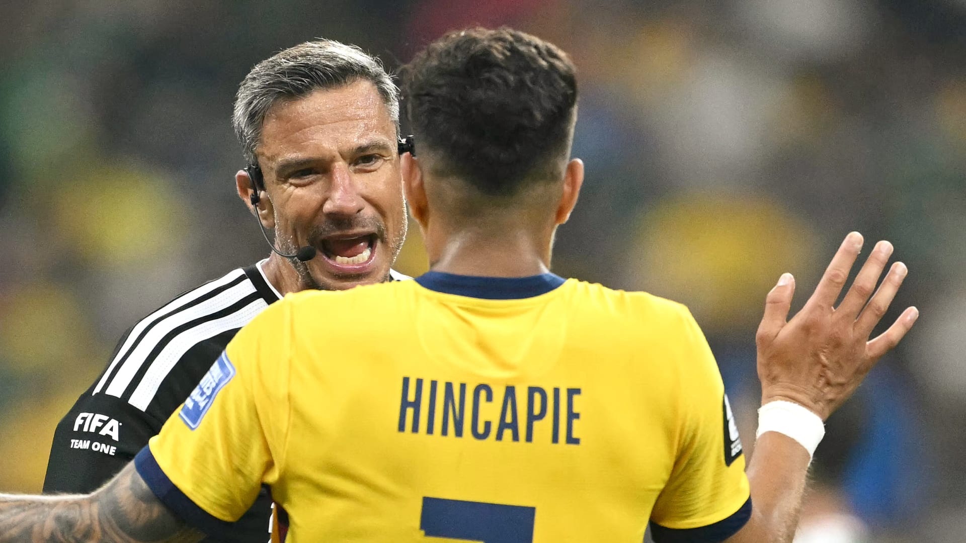 بعد ألميرون.. ثاني لاعب يُطرد في كأس العالم بسبب تغطية فمه
