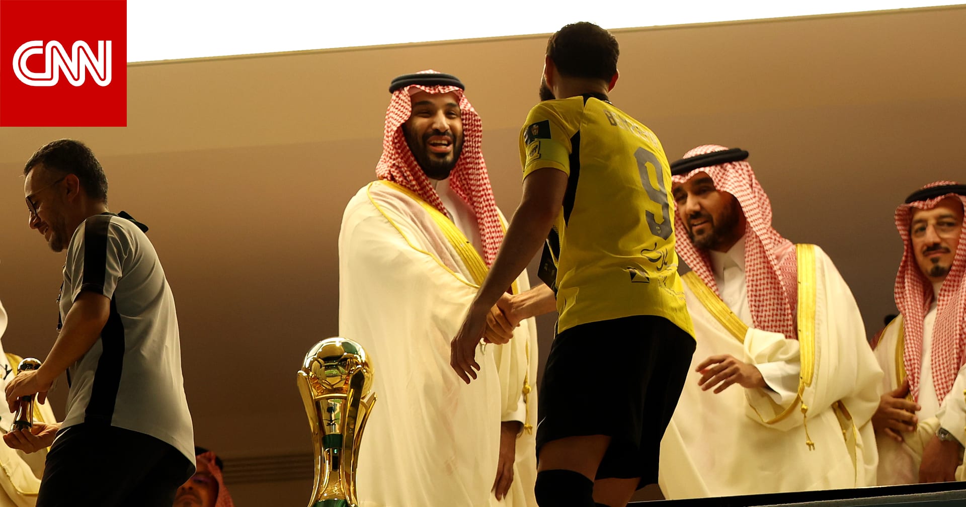 السعودية.. لقطة بين محمد بن سلمان وبنزيما تشعل تفاعلاً