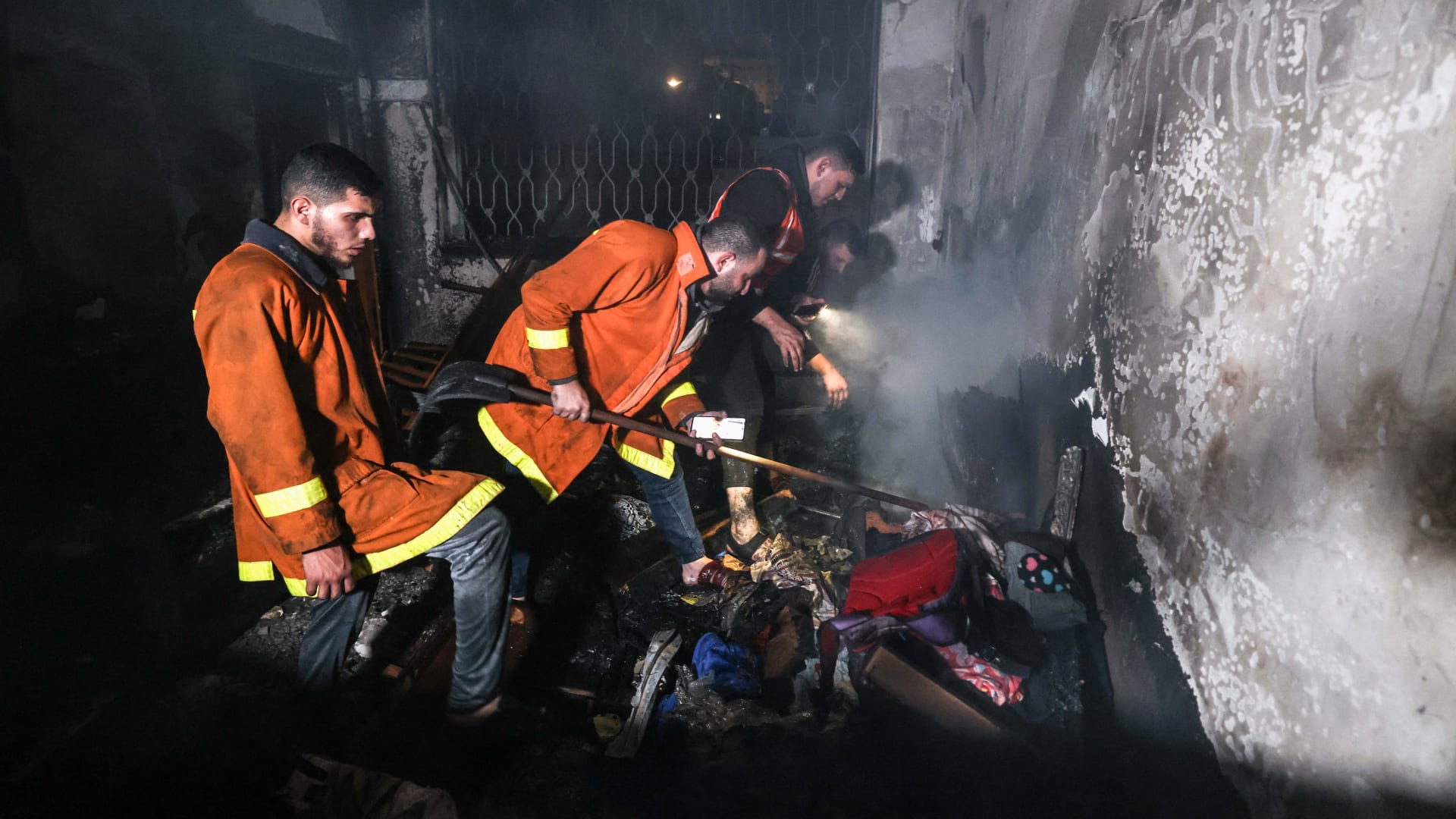 رجال إطفاء يطفئون حريقا اندلع  في مخيم جباليا للاجئين شمال قطاع غزة