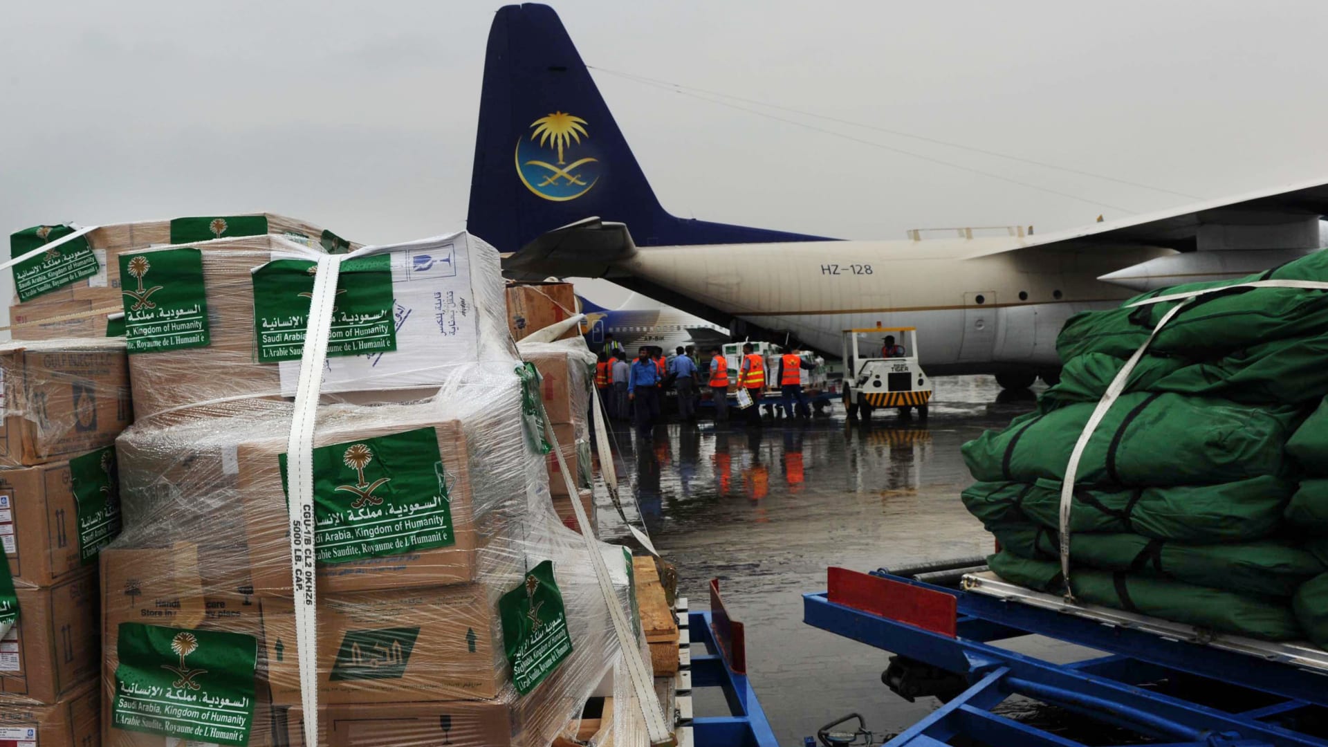صورة ارشيفية تعبيرية لمساعدات سعودية تحمل على طائرة شحن 
