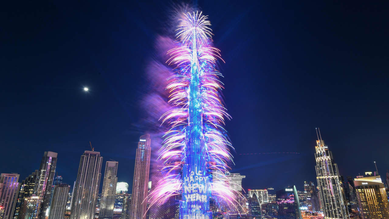 دبي تستقبل 2024 بألعاب نارية مذهلة..و5 آلاف طائرة درون في سماء أبوظبي