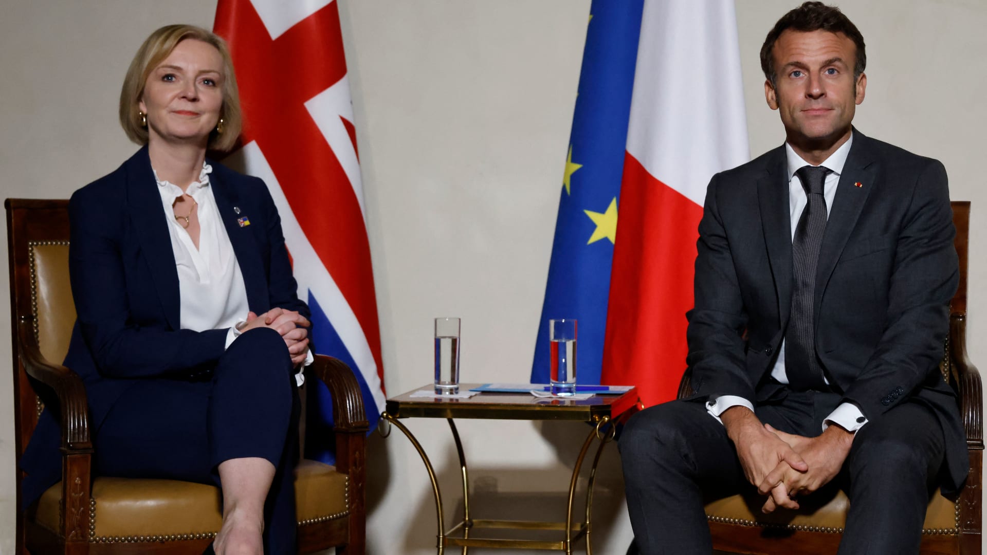 هل الرئيس الفرنسي "صديق أم عدو" للملكة المتحدة؟.. شاهد رد رئيسة وزراء بريطانيا لـCNN