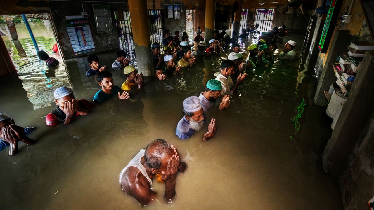 بينها لقطة لمصلين لا يمنكهم السجود من مستوى الماء.. صور مؤلمة تجسد "مآسي الاحتباس الحراري" في بنغلاديش