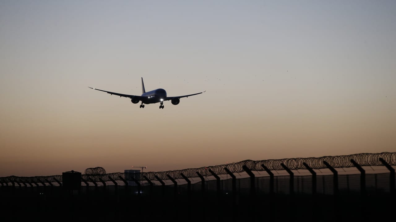 اعتقال رجل بتهمة "اغتصاب" امرأة على متن طائرة متجهة إلى لندن