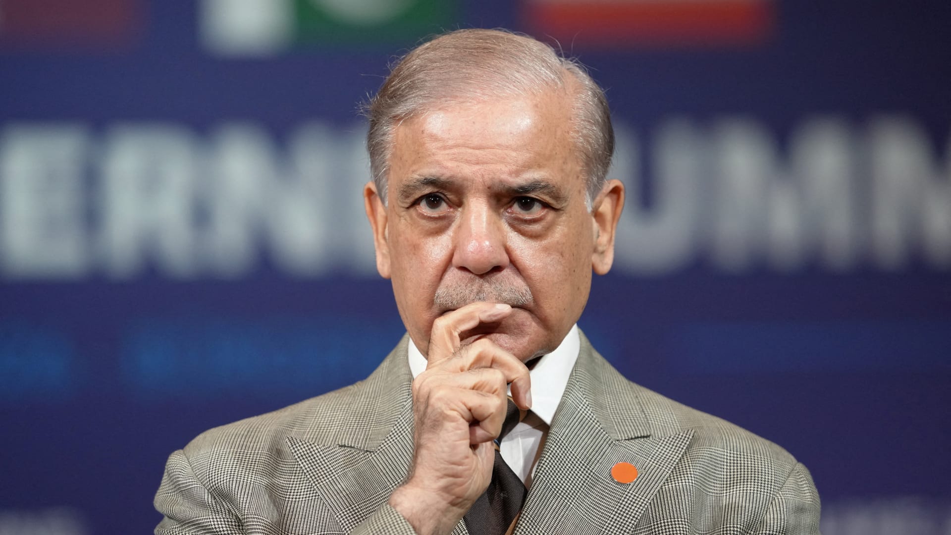 رئيس وزراء باكستان يعلق على "استهداف مكة بطائرة مسيّرة".. وهذا ما دعا إليه
