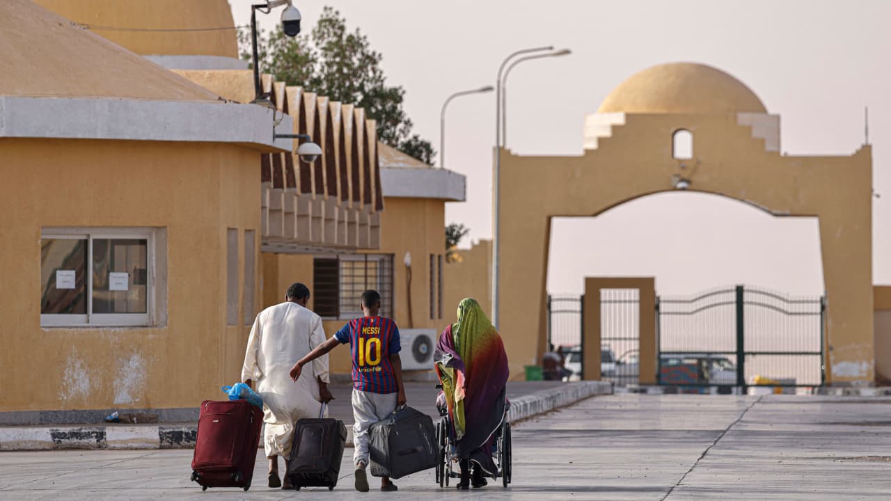 فيديو متداول لـ"لحظة ركل مصرية لأبناء لاجئين سودانيين".. هذه حقيقته