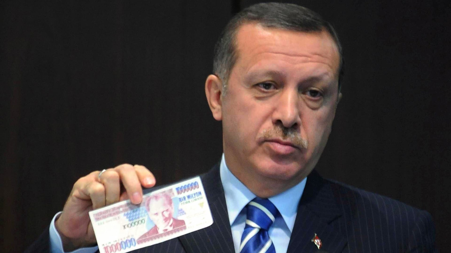 صورة ارشيفية للرئيس التركي رجب طيب أردوغان يحمل ورقة نقدية تركية العام 2008