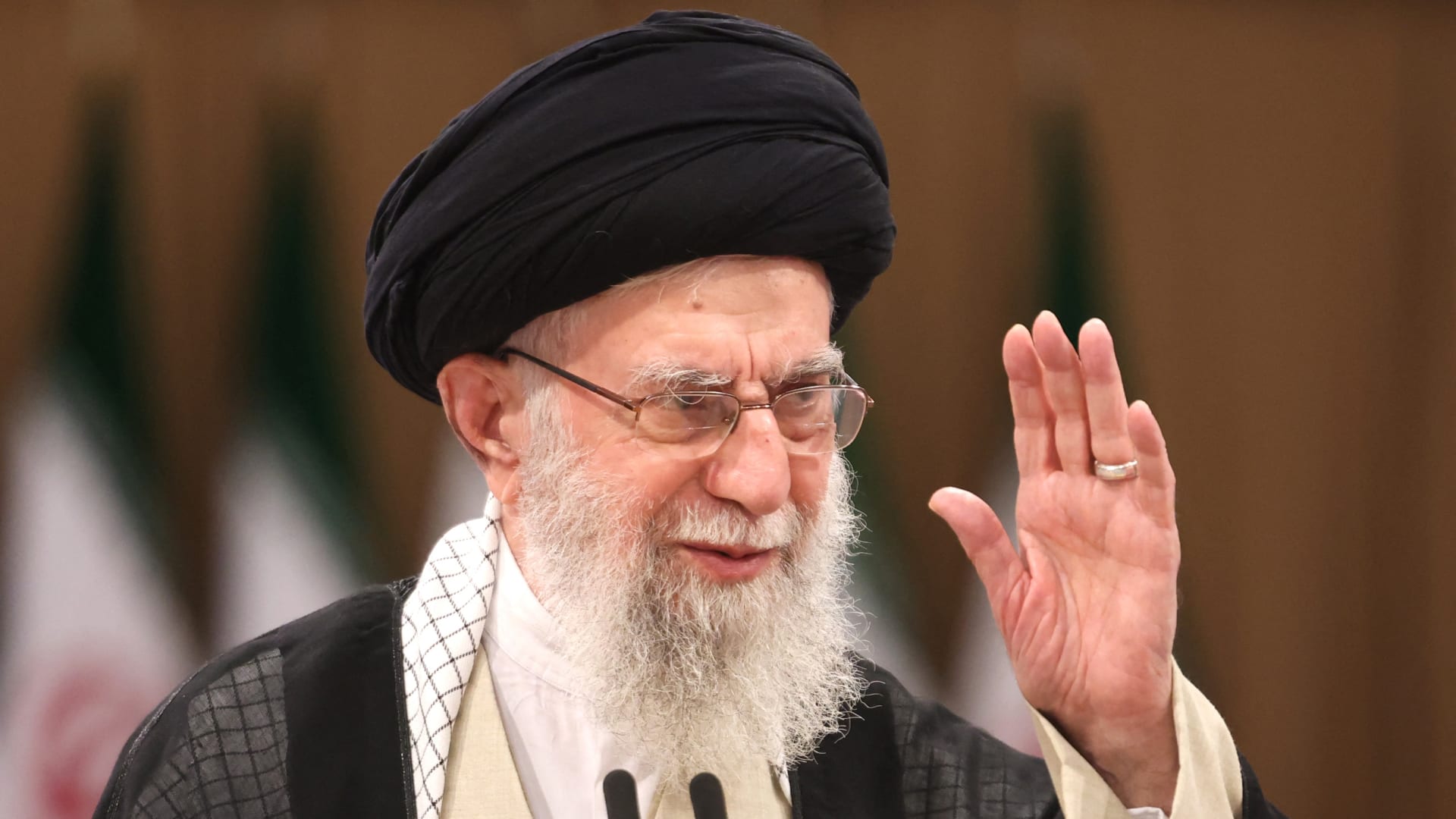 لم يذكر اسم حسن نصرالله.. رسالة طمأنة من علي خامنئي لحزب الله ماذا قال؟