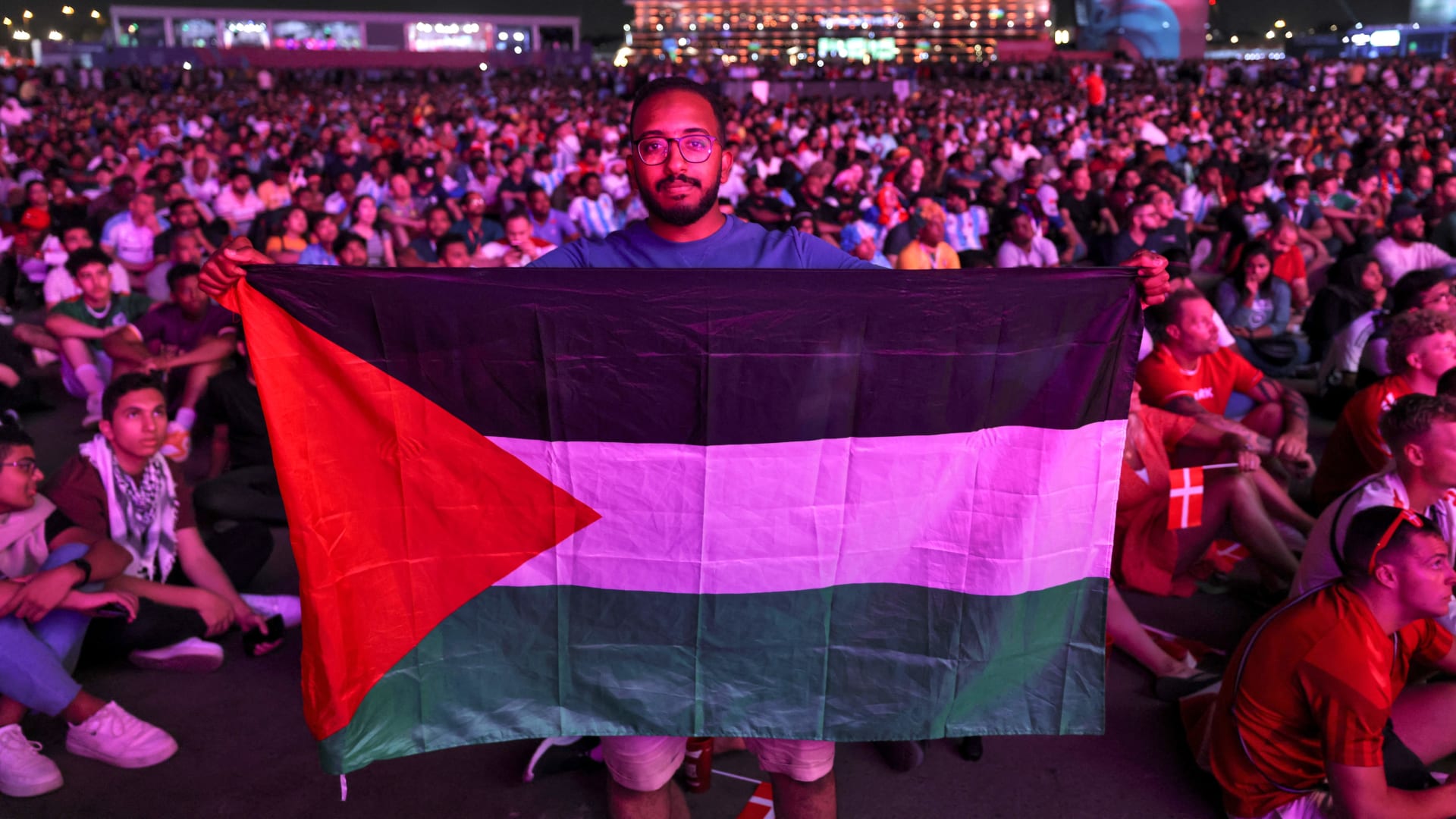مشجع يرفع العلم الإسرائيلي خلال متابعة إحدى مباريات كأس العالم 