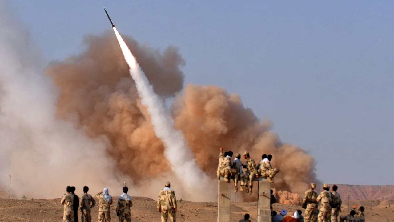 بعد تحذير أمريكا.. إيران توضح موقفها من إرسال صواريخ باليستية إلى روسيا