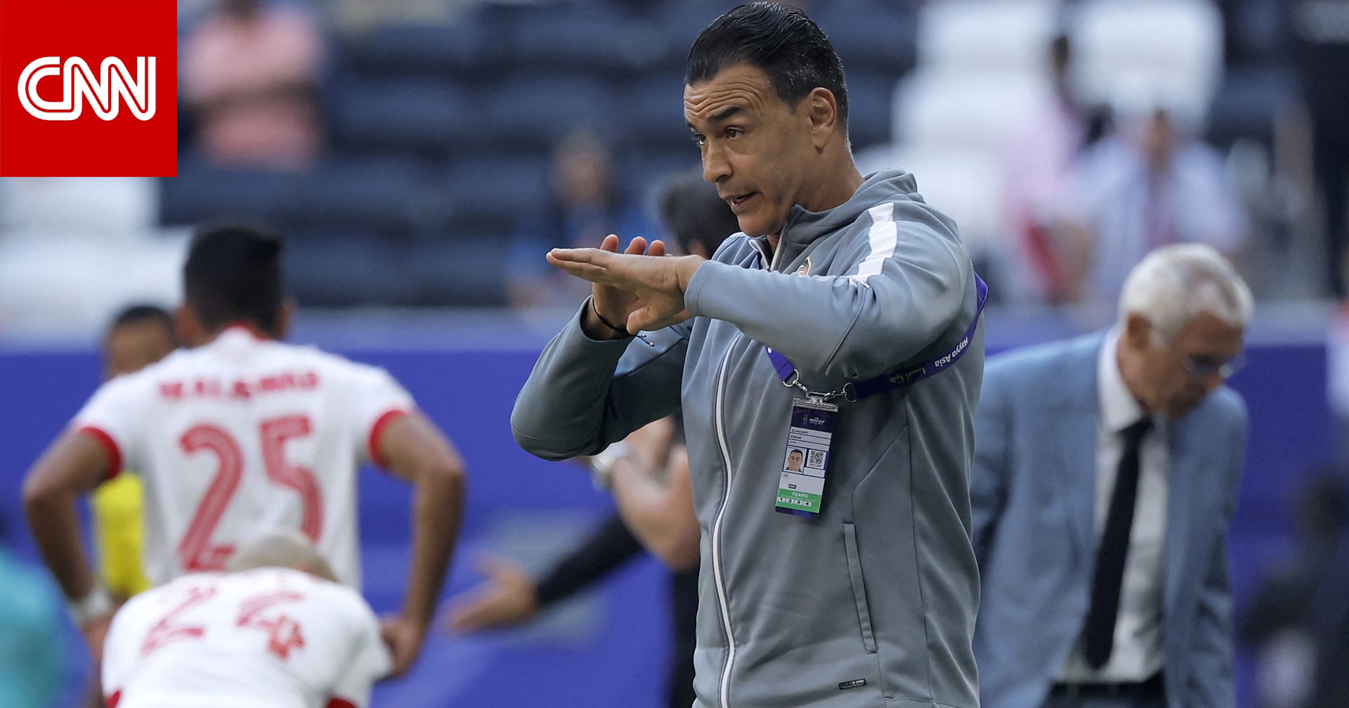 تصرف مُثير من عصام الحضري مع عمرو السولية في مباراة مصر والكويت