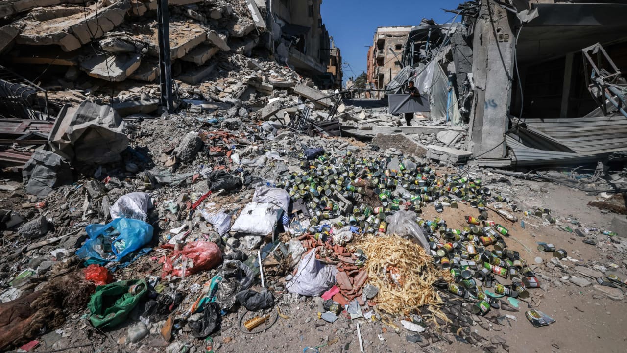 سكان في غزة يفطرون رمضان على بقايا طعام من القمامة 