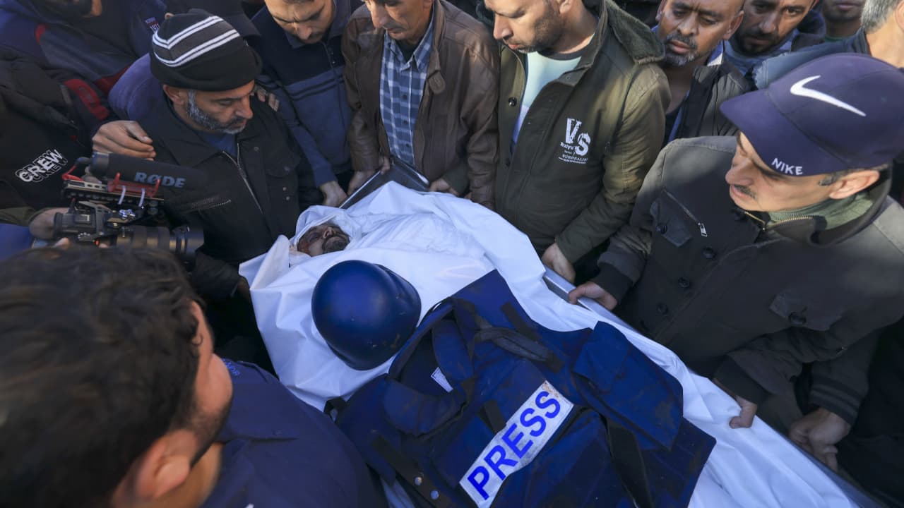 الصحفيون في غزة يواجهون تحديات متزايدة وارتفاعًا في حصيلة القتلى