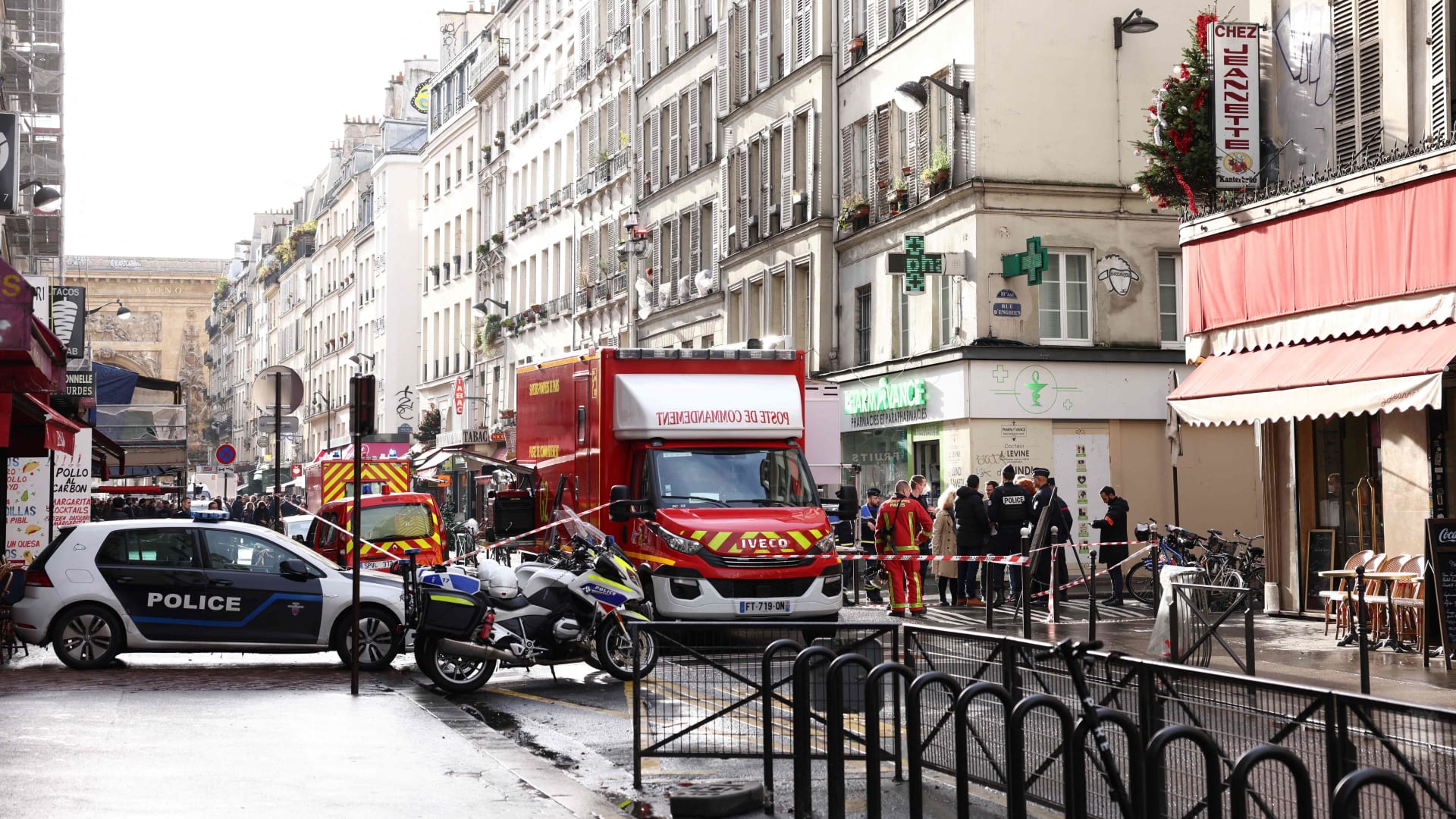 شاهد.. اشتباكات عنيفة بين الشرطة الفرنسية ومتظاهرين قرب موقع إطلاق النار في باريس