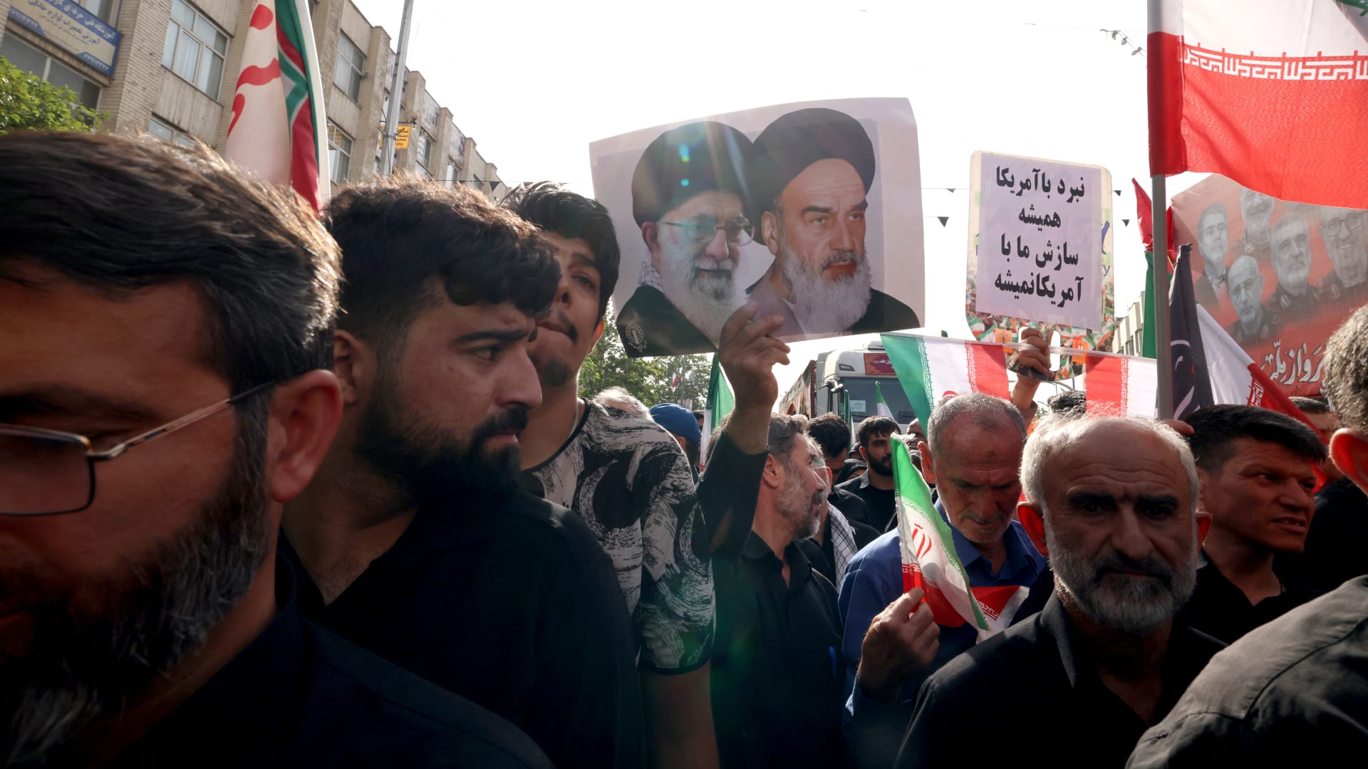 كان يُعتقد أنه قُتل.. ظهور قائد إيراني رفيع بمراسم التشييع في طهران