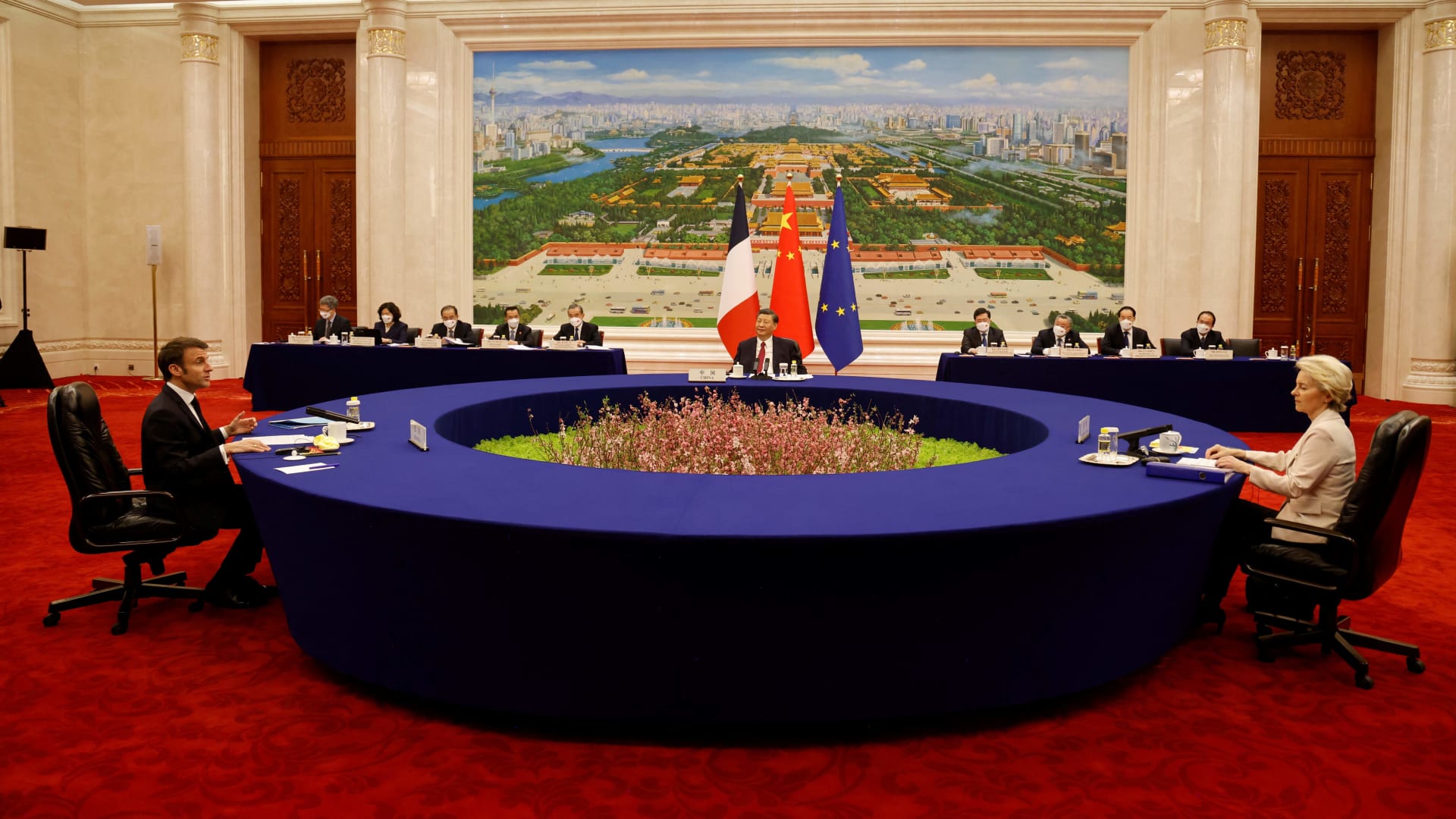 ضجة يثيرها أسلوب استقبال رئيس الصين لماكرون ومقارنته ببوتين