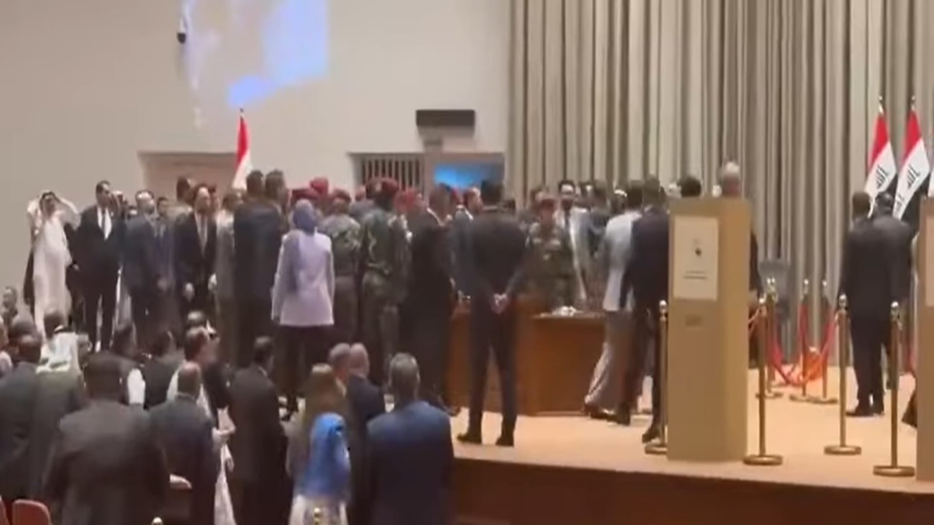 عراك في داخل البرلمان العراقي.. ما حقيقة الفيديو المتداول؟