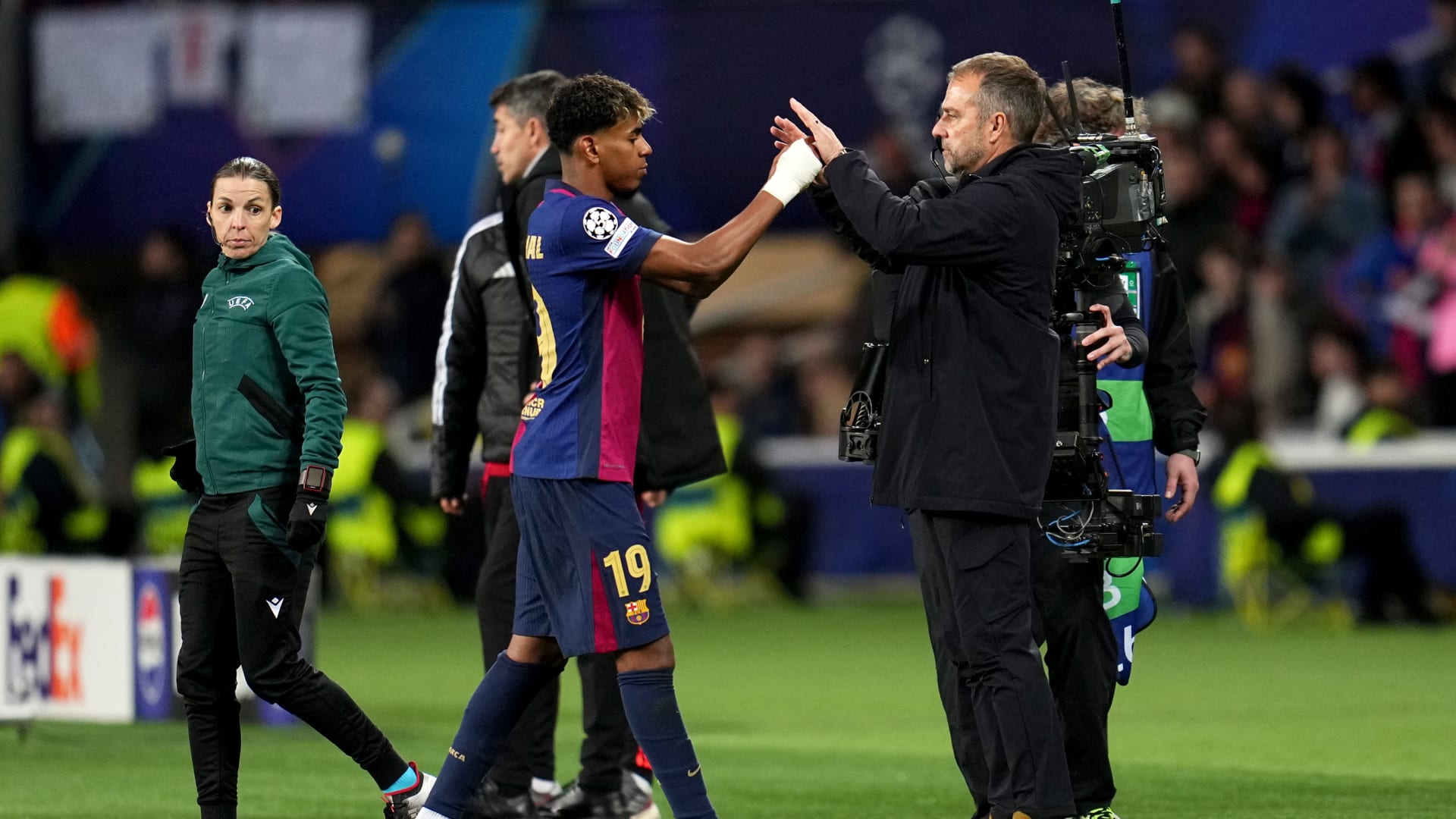 بعد تلقيه انتقادات واسعة هكذا دافع مدرب برشلونة عن لامين يامال