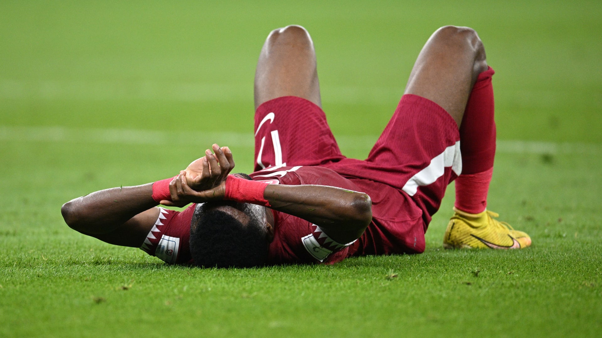 لاعب قطري عقب خسارة المباراة أمام السنغال 