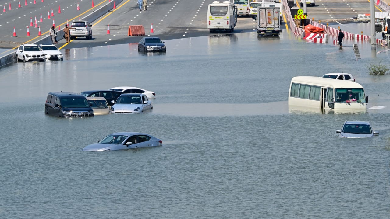 الإمارات: حالات "محدودة" مرضت بسبب التأثر بالمياه الناجمة عن الأمطار الغزيرة