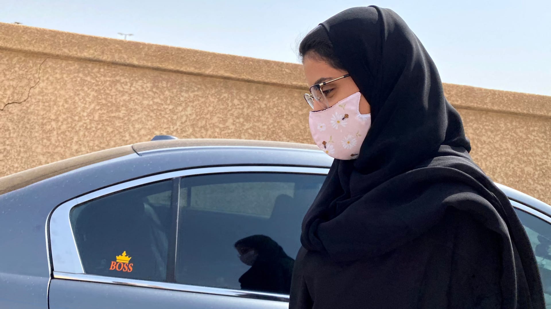 السعودية لجين الهذلول تعلق على فرض الجرعة الثالثة للقاح كورونا: "صبر جميل"