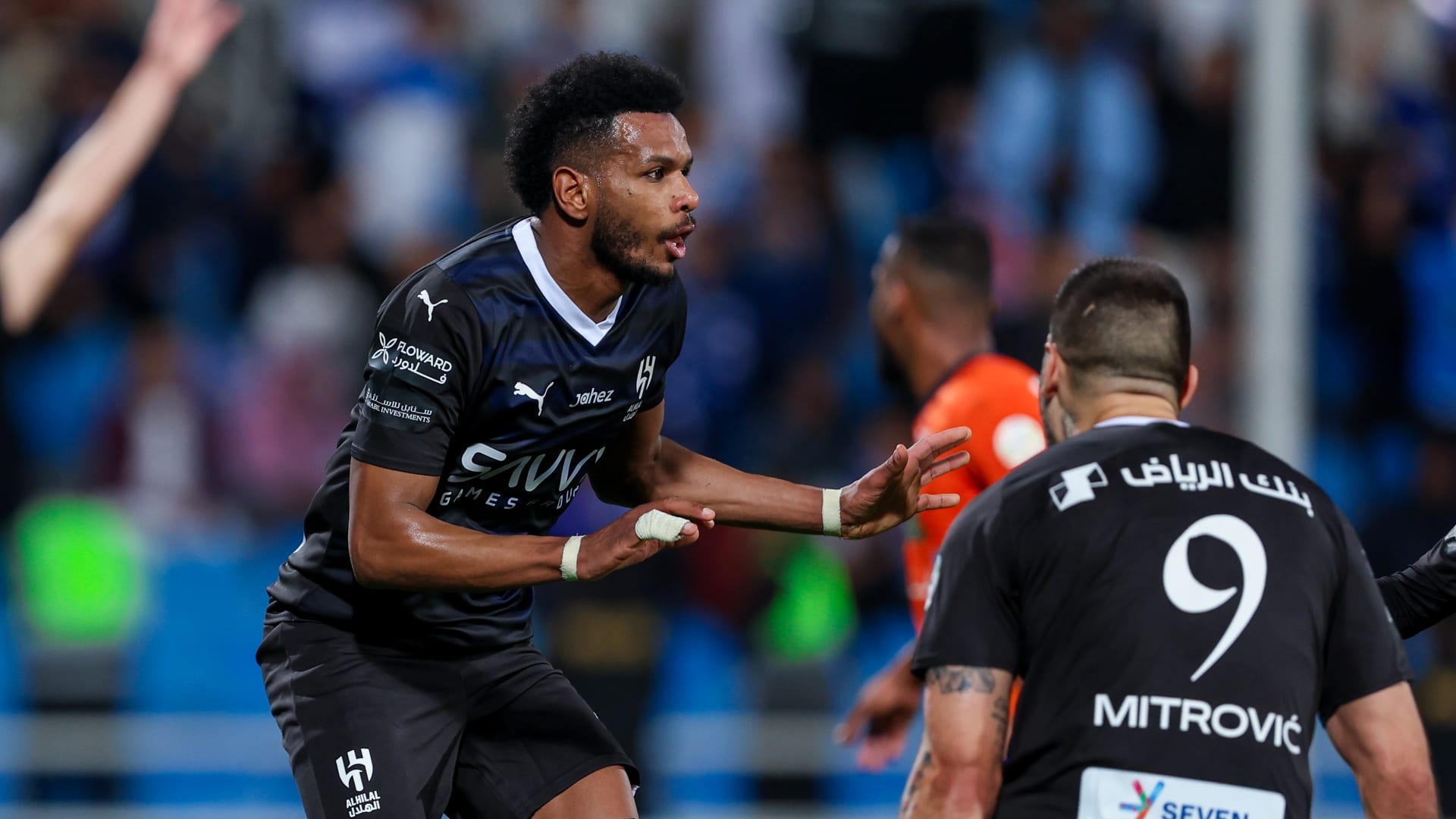 بعد انتقادهم له هذا ما حدث بين علي البليهي وجماهير الهلال خلال مباراة ضمك