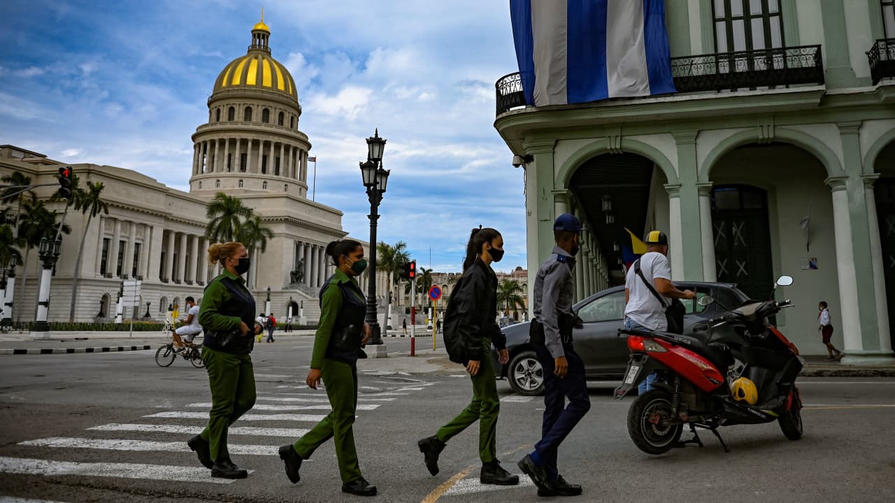 كوبا تعتقل 17 شخصا على صلة بشبكة تهريب روسية تجند كوبيين للحرب في أوكرانيا
