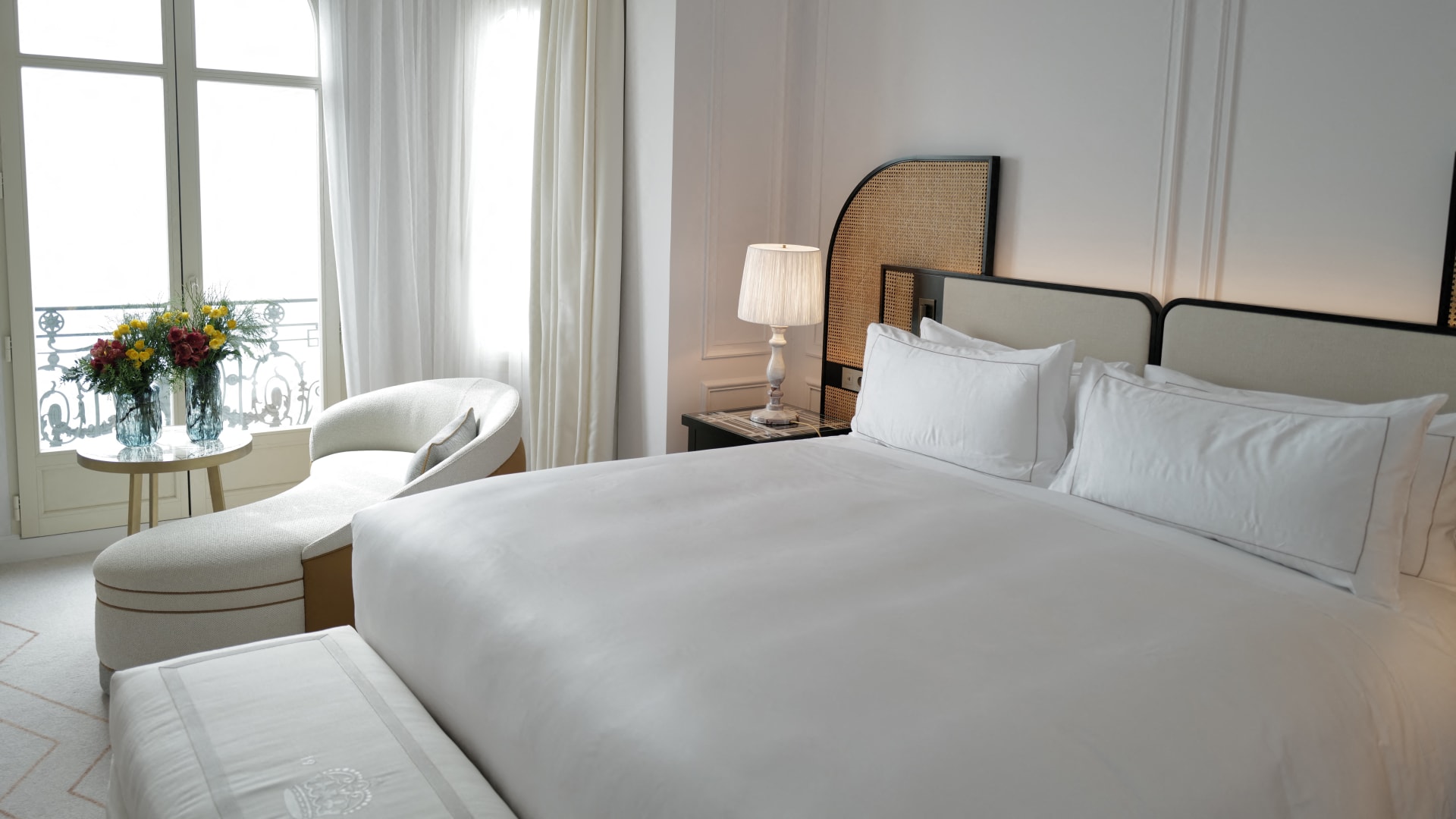 لماذا تبدو غرف الفنادق أجمل من غرفنا؟ مهندسة تصميم داخلي تكشف السبب