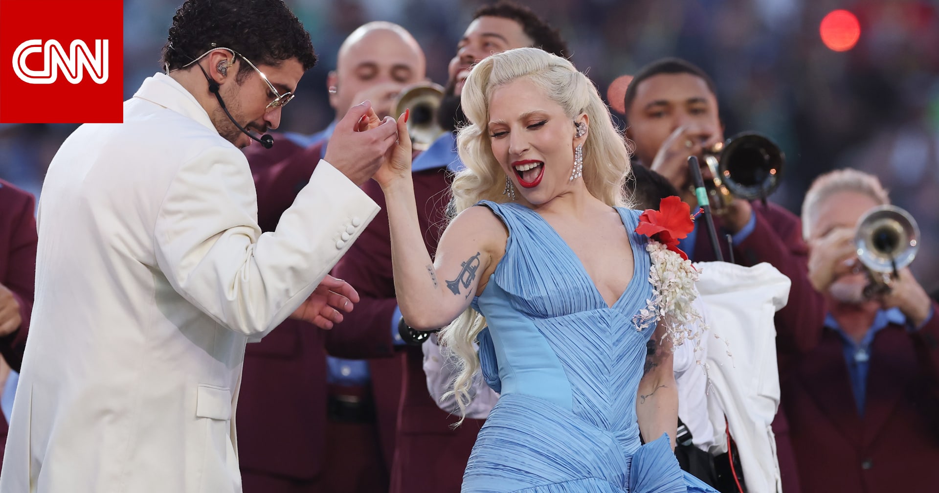 وردة حمراء وفستان "سالسا" أزرق..ليدي غاغا تفاجئ الحضور في "سوبر بول" 