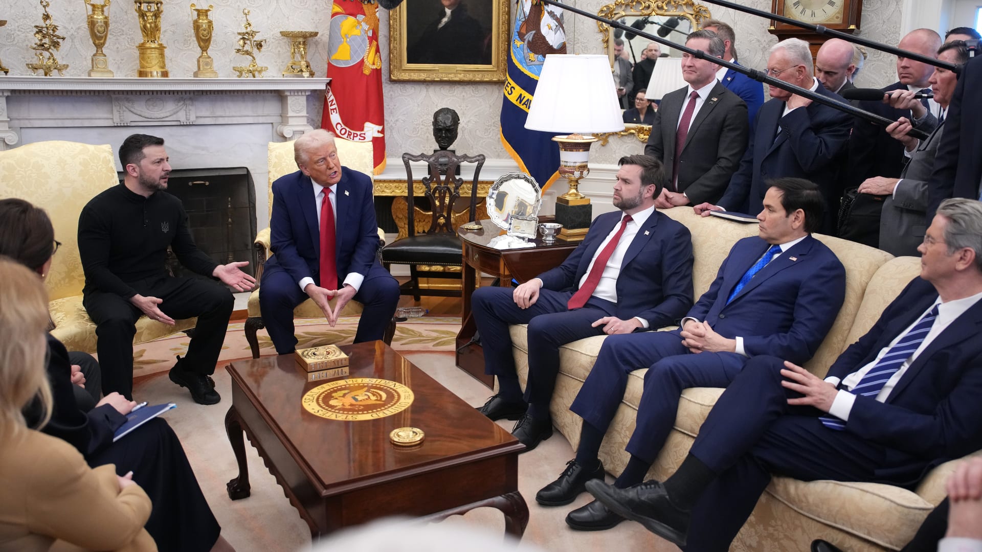 أول رد لترامب على تقرير عن "شراء أحذية لأعضاء إدارته"