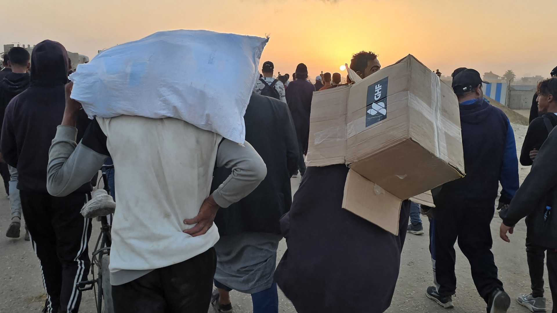مقتل ما لا يقل عن 49 فلسطينيًا بالقرب من مواقع توزيع المساعدات في غزة