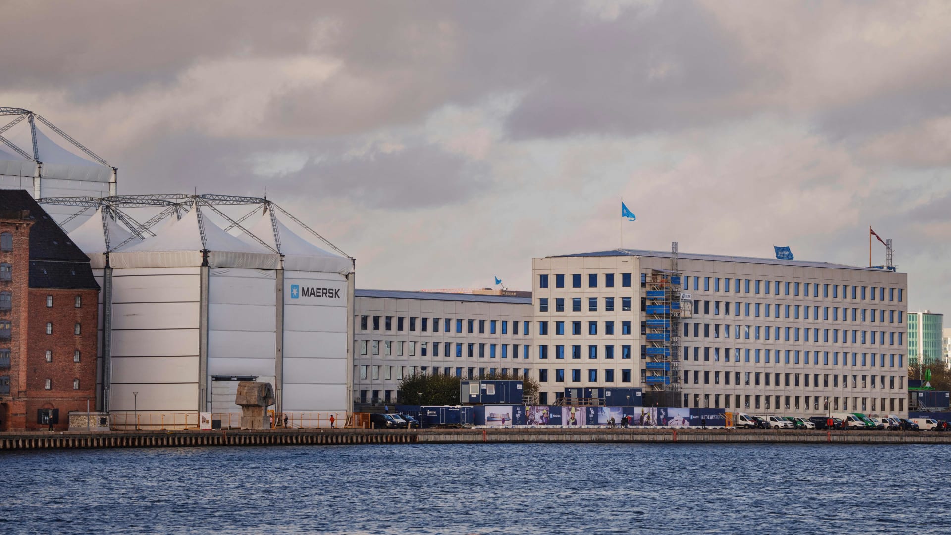 ميرسك للشحن تعلن استئناف مرور سفنها عبر البحر الأحمر وقناة السويس