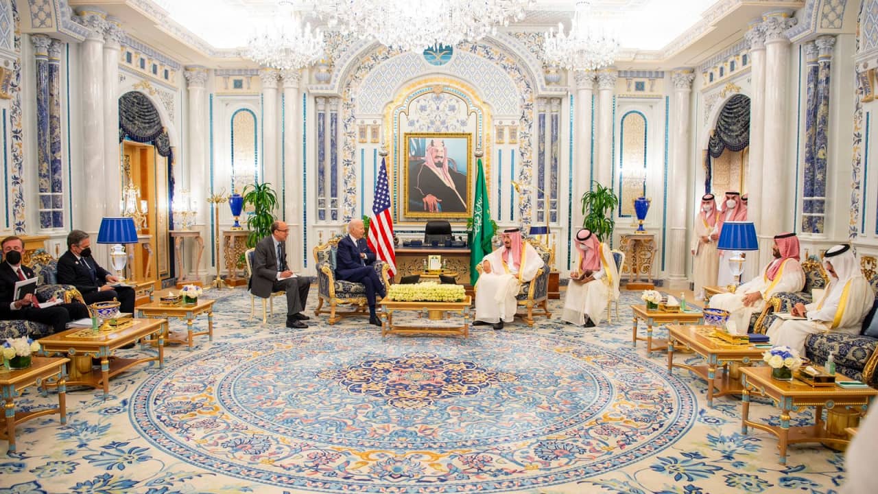 جانب من لقاء الرئيس الأمريكي و العاهل السعودي وولي العهد بقصر السلام في جدة