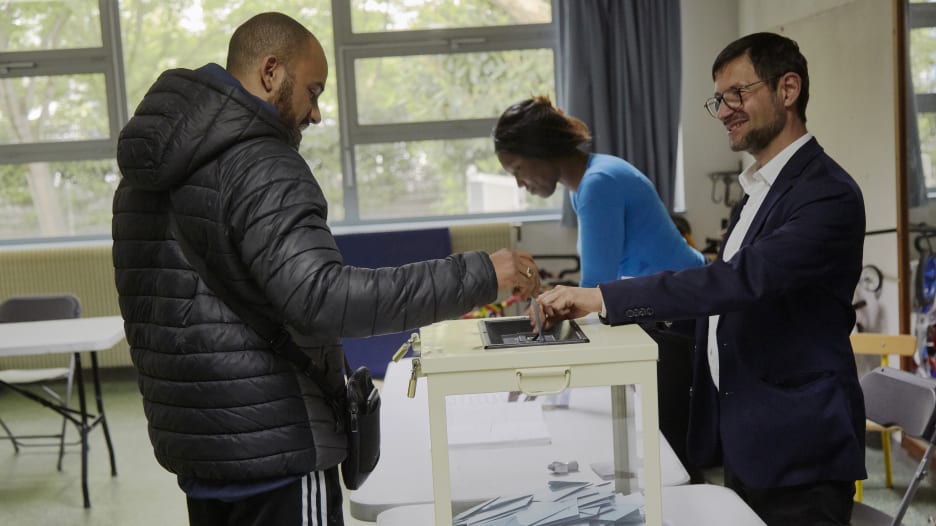 بين ماكرون ولوبان.. كيف تسير عملية التصويت بالنسبة لناخب الفرنسي؟