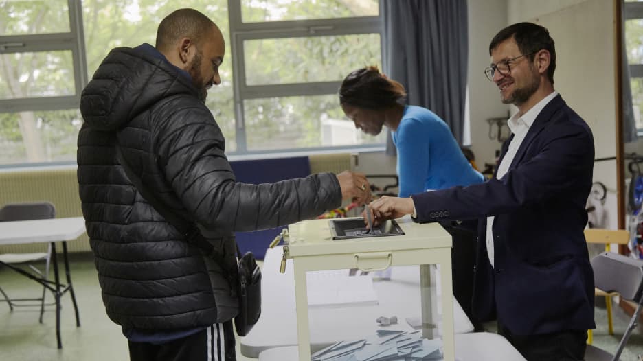 بين ماكرون ولوبان.. كيف تسير عملية التصويت بالنسبة لناخب الفرنسي؟